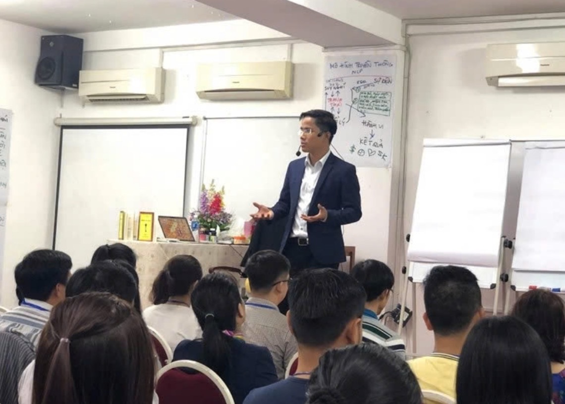 Đỗ Văn Cường đang huấn luyện NLP trong lớp học